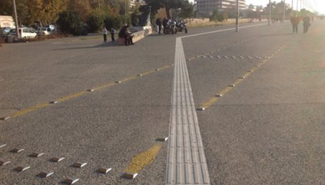 η διαδρομή των τυφλών περνάει από ποδηλατόδρομο